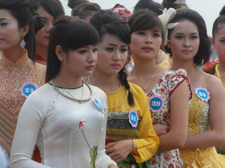 Thiếu nữ xứ Thanh duyên dáng bên Di sản Thành nhà Hồ