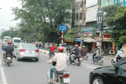 Giao thông Hà Nội vẫn 'hỗn loạn' sau 1 năm phân làn