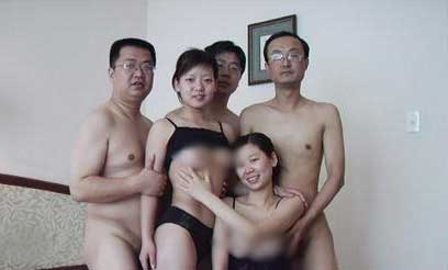 Quan chức mất ghế vì ảnh thác loạn tập thể