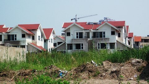 Trồng cỏ, bán hàng trên phế tích triệu đô