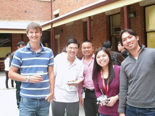 Sinh viên Việt xuất bản sách về iPhone tại Mỹ