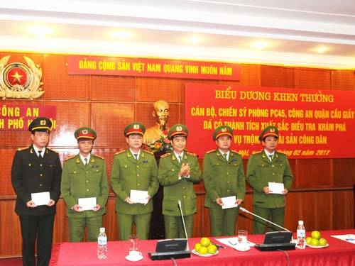 Bắt được kẻ bạo gan trộm tiền tỉ tại nhà tướng cảnh sát