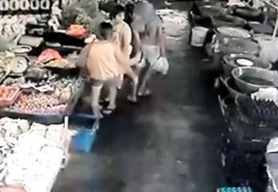 Sàm sỡ cô gái bị ăn đòn