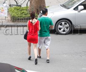 Bắt gặp Jennifer Phạm và bạn trai tay trong tay tại Hà Nội