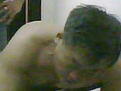 Nữ bác sỹ tự quay cảnh ái ân để tố giác sếp