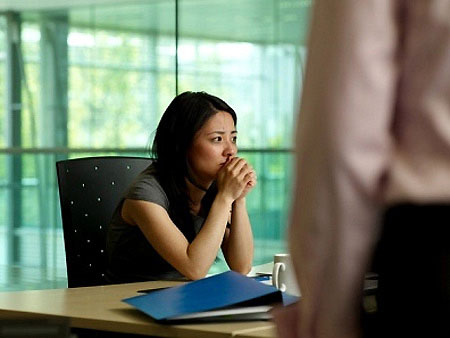 Chấp nhận làm gái bao để không bị đuổi việc