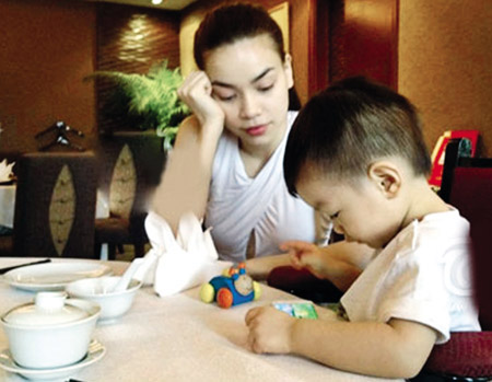 Hà Hồ bị ‘đánh’ vì vỗ mông con trai đáp trả Thanh Lam