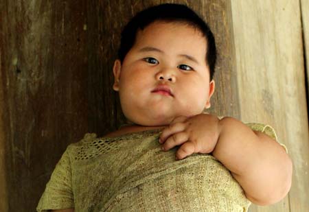 Bé trai khổng lồ, lớn như Thánh Gióng ở Hòa Bình