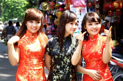 Giới trẻ đón Trung thu sớm trên phố Hàng Mã