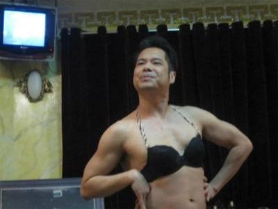 Ngọc Sơn trần tình về ảnh mặc áo lót của... mẹ