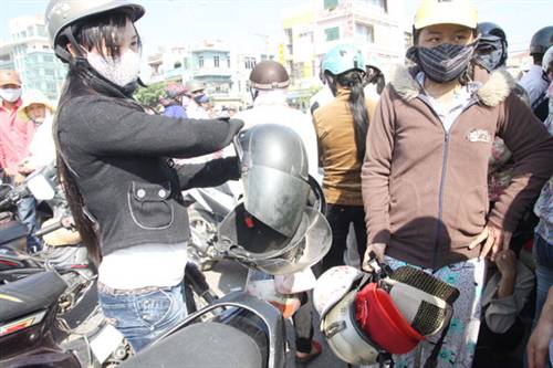 Hình ảnh CSGT phối hợp thử ’đập’ mũ bảo hiểm rởm