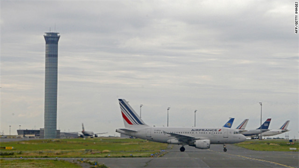 Máy bay hết xăng, phi hành đoàn... xin tiền hành khách