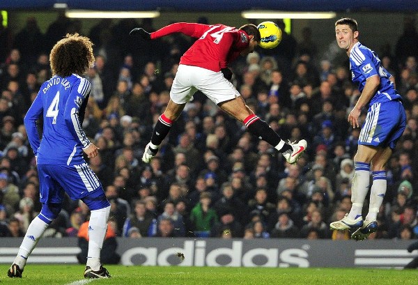 Van Persie vừa đến M.U, Chelsea liền hỏi mua Chicharito