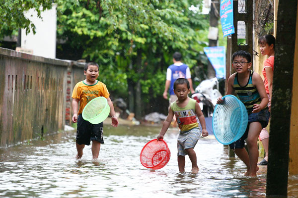 Đổ xô đi bắt cá giữa đường phố Thủ đô