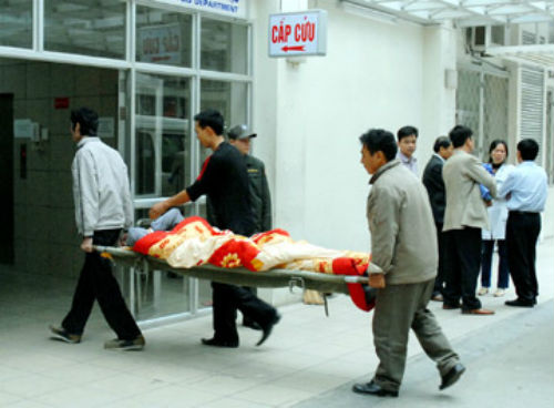 Hàng xóm kể chuyện 'giải cứu' bố chồng dính chặt con dâu