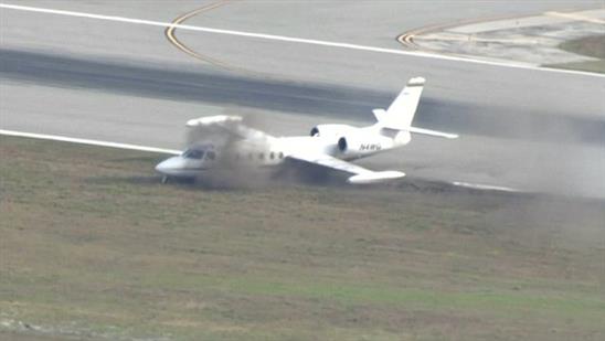 Máy bay rụng bánh, hạ cánh toé lửa