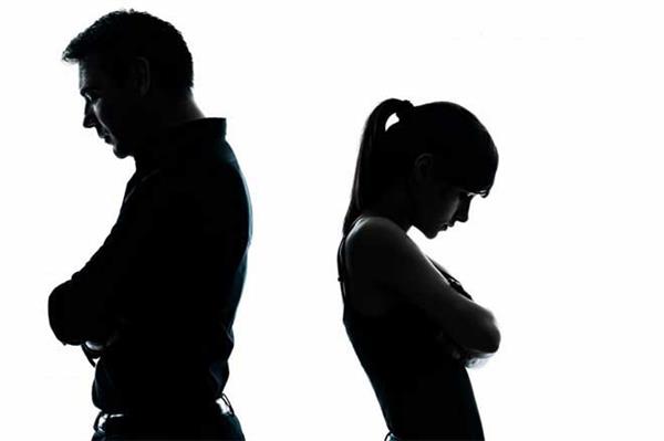Choáng váng khi biết bố mẹ 'đóng kịch' hạnh phúc