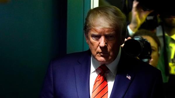 Ông Trump ráo riết truy lùng người tố giác mình, thề mang đến “hậu quả lớn”