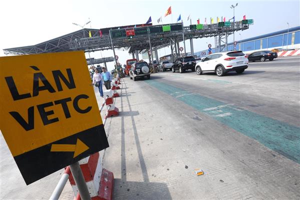 Ra quân xử lý phương tiện cố tình đi vào làn xe thu phí tự động không dừng