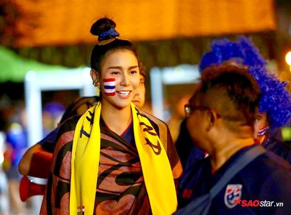 Nữ CĐV Thái Lan xinh như thiên thần 'đốt nóng' trận Việt Nam vs Thái Lan