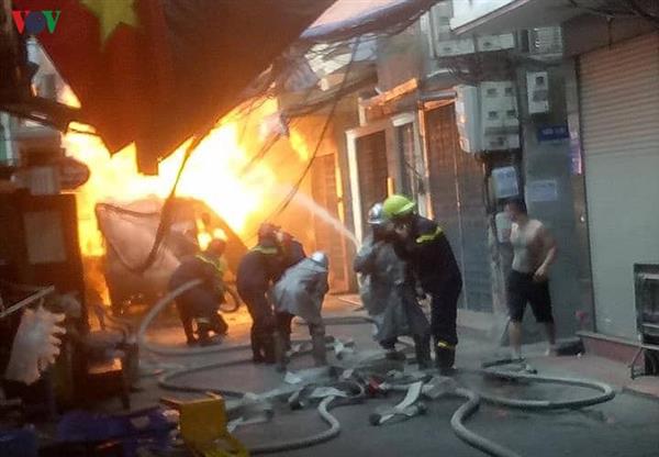 Hiện trường vụ nổ xe chở bình ga giữa phố Hà Nội