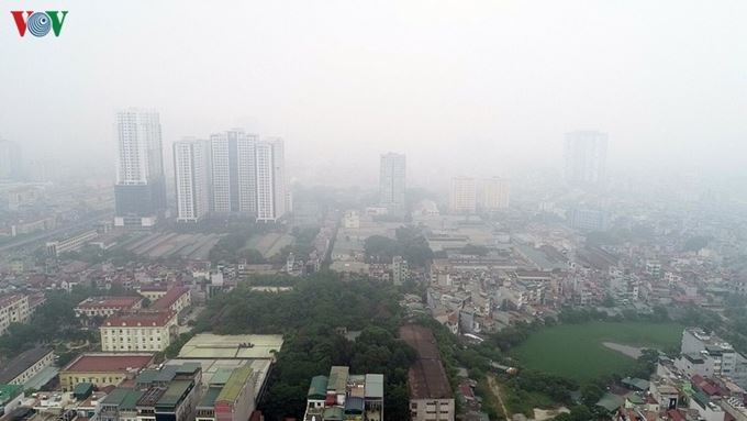Nhìn từ trên cao Hà Nội mịt mù mặc dù giữa trưa