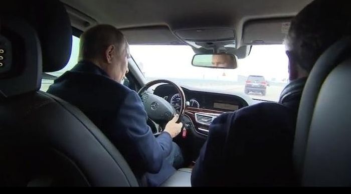 Tín hiệu từ hình ảnh ông Putin lái xe qua cây cầu Crimea