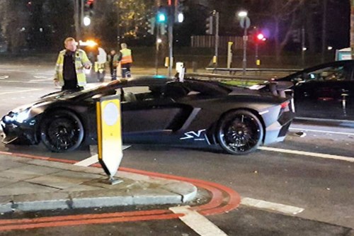 Siêu xe Aventador SV Roadster hỏng nặng sau tai nạn