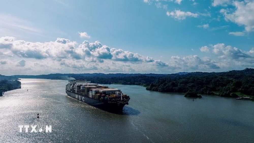 Tổng thống Donald Trump muốn tàu Mỹ đi qua Panama và Suez miễn phí