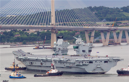 Tàu sân bay lớn nhất của Anh vừa hạ thủy đã phải chật vật chui cầu