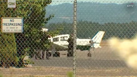 Bị bắn chết khi đang dùng súng cướp... máy bay