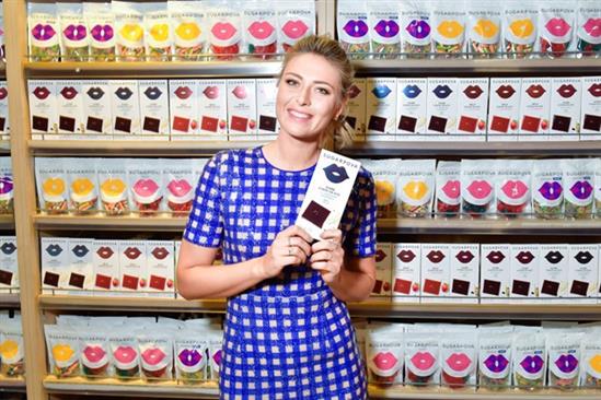 Búp bê Nga đẹp rực rỡ vào ngày ra mắt cửa hàng