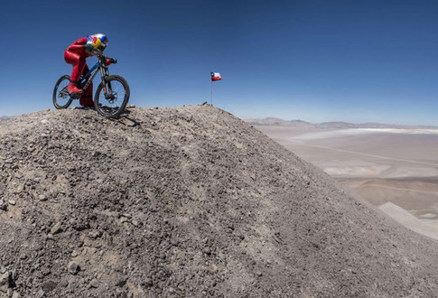 Pha đổ dốc kinh hoàng trên 167 km/giờ bằng... xe đạp