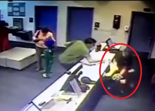 Clip: Chàng trai đỡ em bé thoát khỏi 