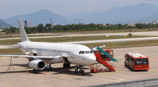 Nhân viên sửa chữa cầu ống lồng trong sân bay bị kẹp chết