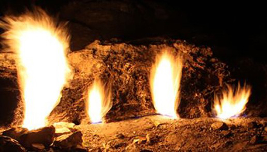 Bí ẩn ngọn lửa cháy hàng ngàn năm không tắt