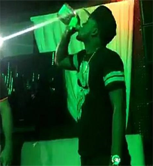 Cá cược uống hết cả chai rượu và giành được 630USD, chàng trai chết ngay sau đó ít phút