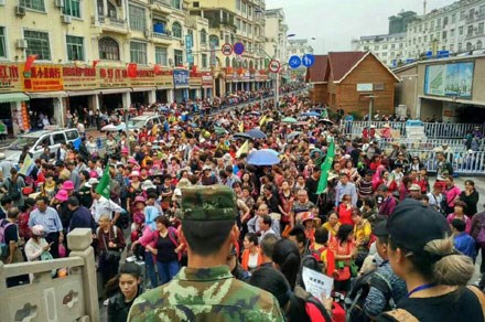 Du khách Trung Quốc ồ ạt nhập cảnh qua cửa khẩu Móng Cái: Nguy cơ hay cơ hội phát triển du lịch?
