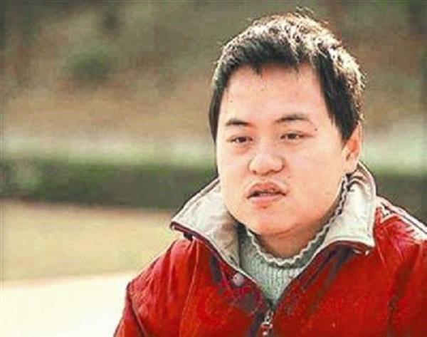 Cuộc đời thần đồng Trung Quốc bị hủy hoại vì sự bao bọc của người mẹ: 17 tuổi đã học thạc sĩ nhưng ăn phải có người đút, đánh răng cũng tận giường