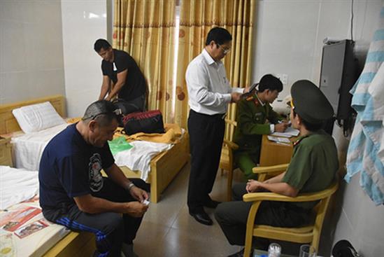 Tên trộm “ngoại” ở chung cư cao cấp, đâm thủng lốp ôtô trộm tiền tỷ