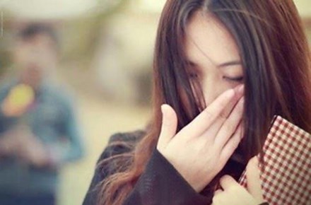 Vợ trẻ nước mắt chứa chan khi bị chồng bắt quả tang cặp bồ