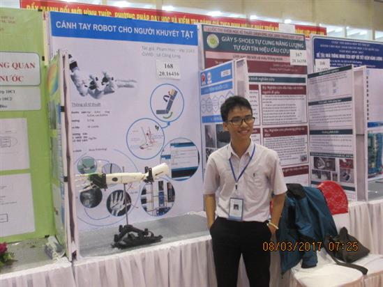 Cậu học trò chế 'cánh tay robot' bất ngờ được Đại sứ quán Mỹ phỏng vấn lần nữa