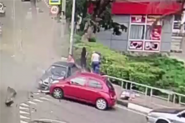 Video: Tài xế ngủ gật lao xe lên vỉa hè, húc văng nhiều người đi bộ
