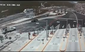 Xe chở thép lao vào trạm thu phí, cả đoạn đường bị 