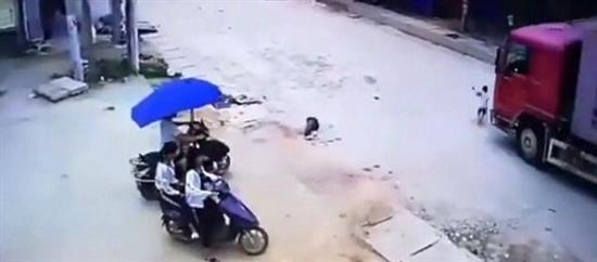 Bé trai thoát chết thần kỳ dưới gầm xe tải