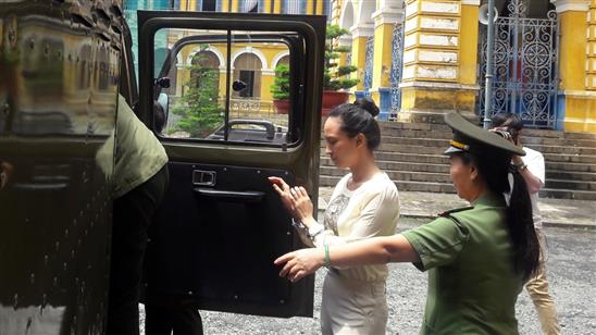 Ông Mỹ tự nguyện cho tiền hoa hậu Phương Nga mở spa?