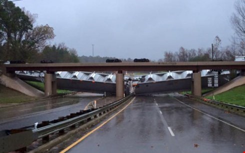 Giông lốc thổi bay tàu hỏa khỏi đường sắt ở Mỹ