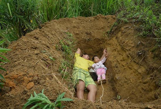 Trước sự thật nghiệt ngã con gái 2 tuổi sắp ra đi, ông bố đau khổ đào huyệt mộ cho con tập thích nghi
