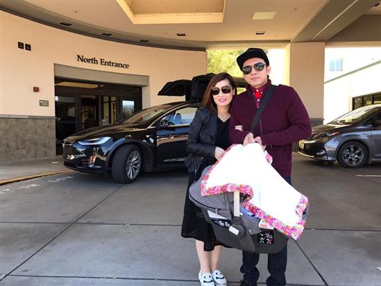 Đan Trường mang xe sang đón vợ và con trai xuất viện