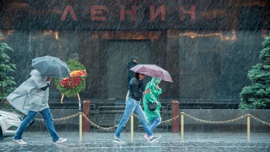 Mưa lớn lịch sử tại Moscow, hàng trăm chuyến bay bị hoãn